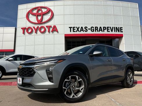 Used 2025 Chevrolet Trax LT image 2