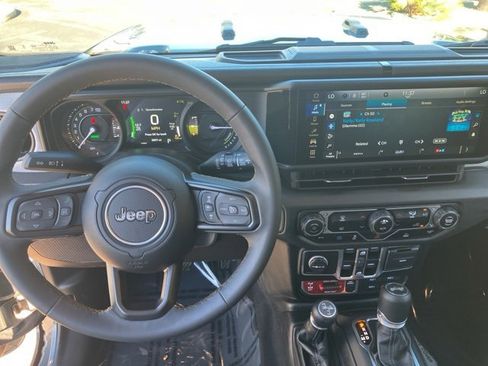 Used 2024 Jeep Wrangler Unlimited image 4