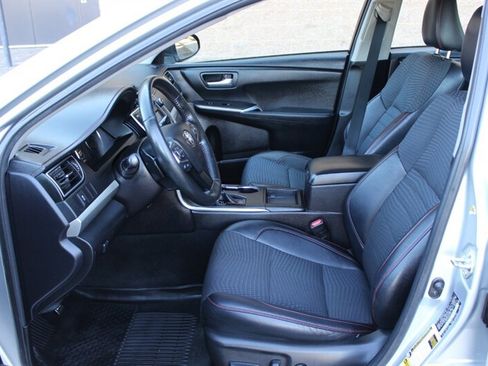 Used 2015 Toyota Camry SE w/ Moonroof Package FWD image 10