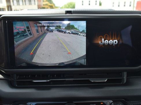 Used 2024 Jeep Wrangler Unlimited Sahara AWD/4WD image 17