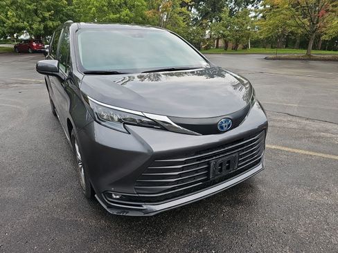 Used 2025 Toyota Sienna XLE FWD image 8