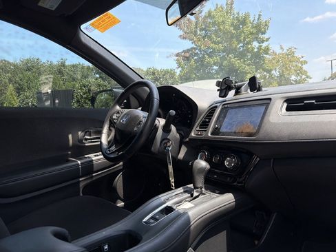 Used 2019 Honda HR-V Sport image 6