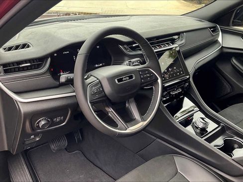 New 2025 Jeep Grand Cherokee Laredo image 8