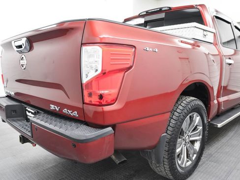 Used 2018 Nissan Titan SV w/ SV Convenience Package image 9