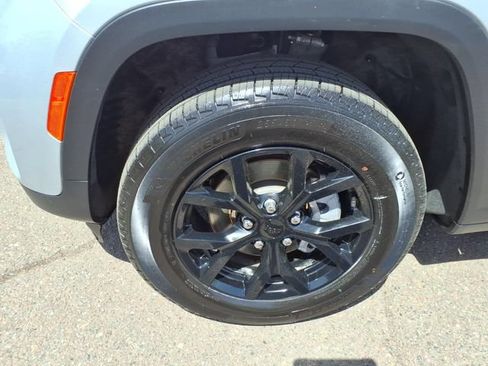 Certified 2025 Jeep Grand Cherokee Altitude AWD/4WD image 9