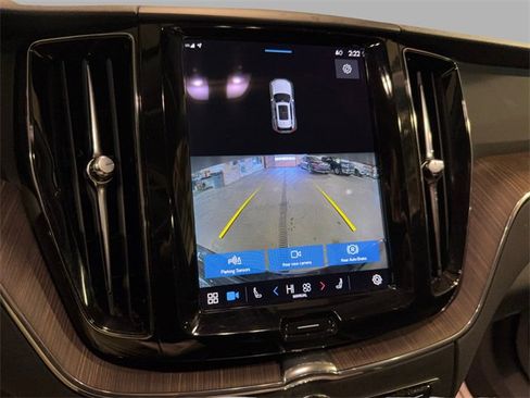 Used 2022 Volvo XC60 B5 Momentum image 22