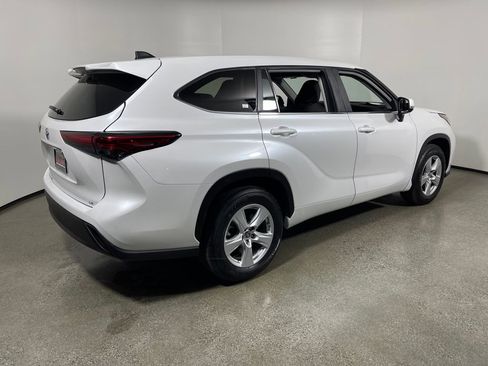 Certified 2023 Toyota Highlander LE image 3