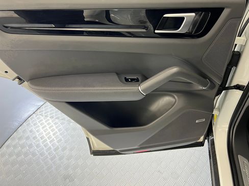 Used 2022 Porsche Cayenne Platinum Edition image 32