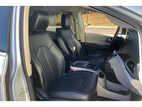 Used 2023 Chrysler Pacifica Touring-L image 7