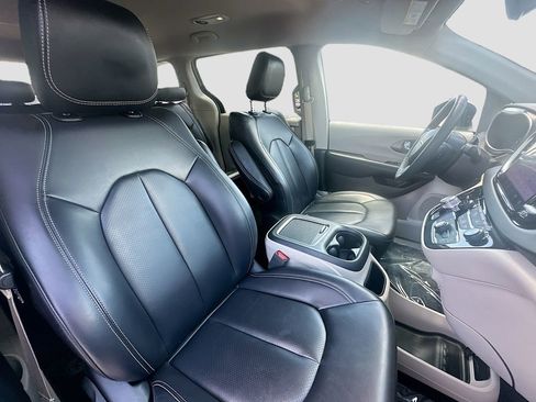 Used 2023 Chrysler Pacifica Touring-L FWD image 28