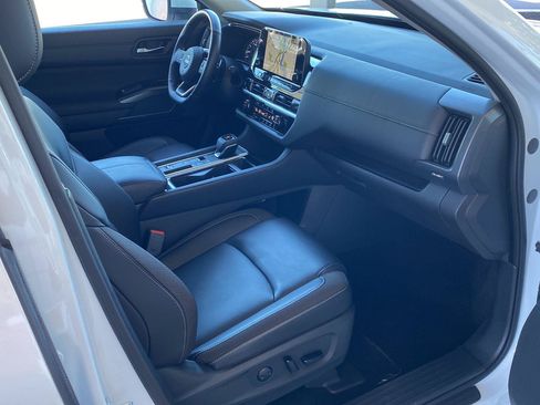 Certified 2025 Nissan Pathfinder SL FWD image 29