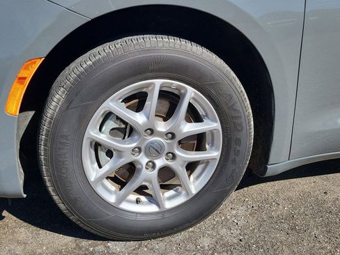 Used 2025 Chrysler Pacifica Select image 36