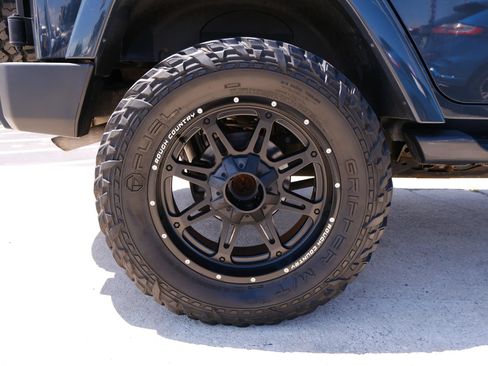 Used 2017 Jeep Wrangler Unlimited Sahara w/ Connectivity Group AWD/4WD image 19