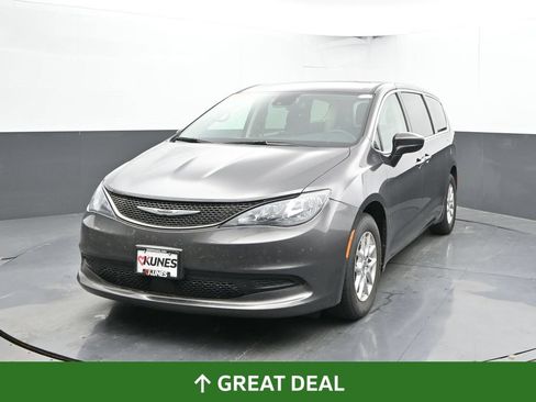 Used 2023 Chrysler Voyager LX FWD image 5