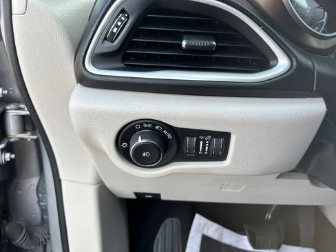 Used 2017 Chrysler Pacifica Touring-L w/ Tire & Wheel Group FWD image 25
