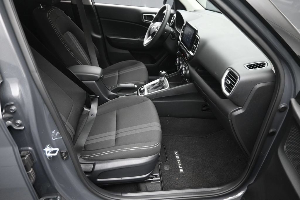 Used 2025 Hyundai Venue SEL FWD image 9
