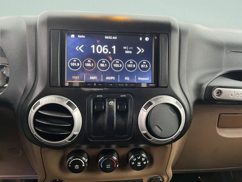 Used 2014 Jeep Wrangler Rubicon w/ Power Convenience Group image 14