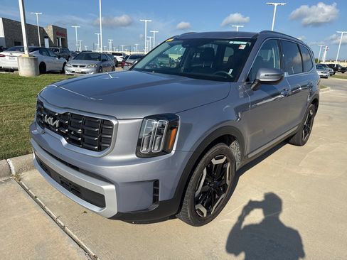 Used 2025 Kia Telluride S FWD image 3