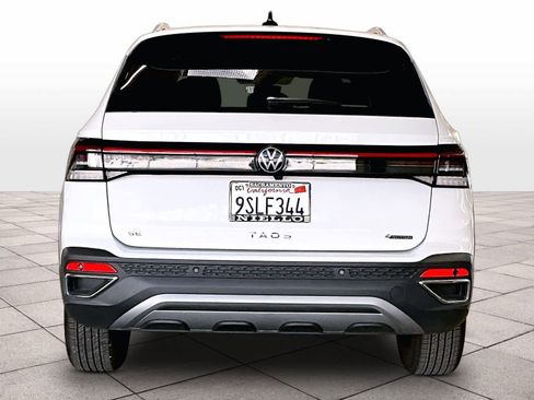 Used 2025 Volkswagen Taos SE w/ Panoramic Sunroof Package image 7