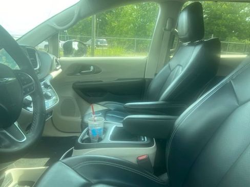 Used 2023 Chrysler Pacifica Touring-L FWD image 7