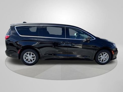 New 2026 Chrysler Pacifica Select image 8