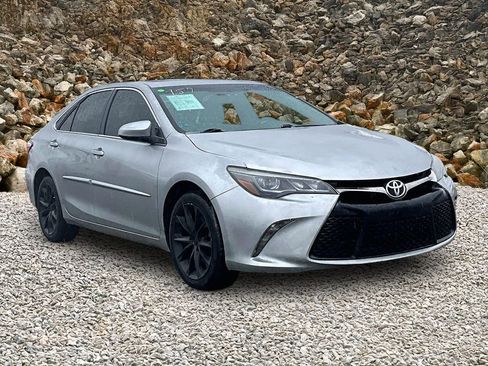 Used 2015 Toyota Camry XSE image 9