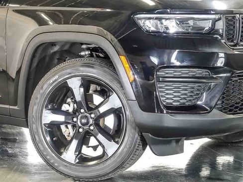 Used 2023 Jeep Grand Cherokee Altitude AWD/4WD image 4