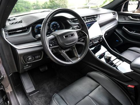 Used 2022 Jeep Grand Cherokee Overland w/ Luxury Tech Group IV RWD image 26