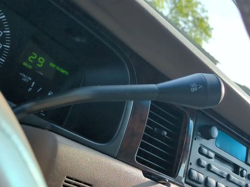 Used 2000 Lincoln Town Car Signature RWD image 29