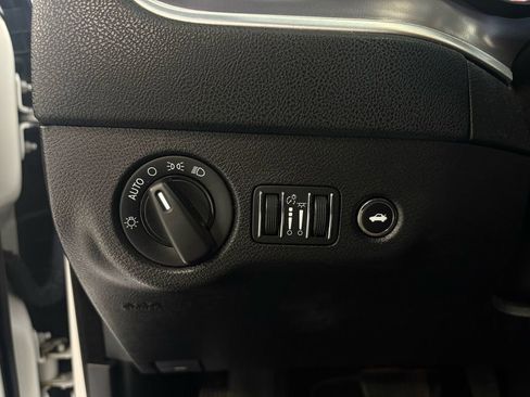 Used 2019 Dodge Charger SXT RWD image 26