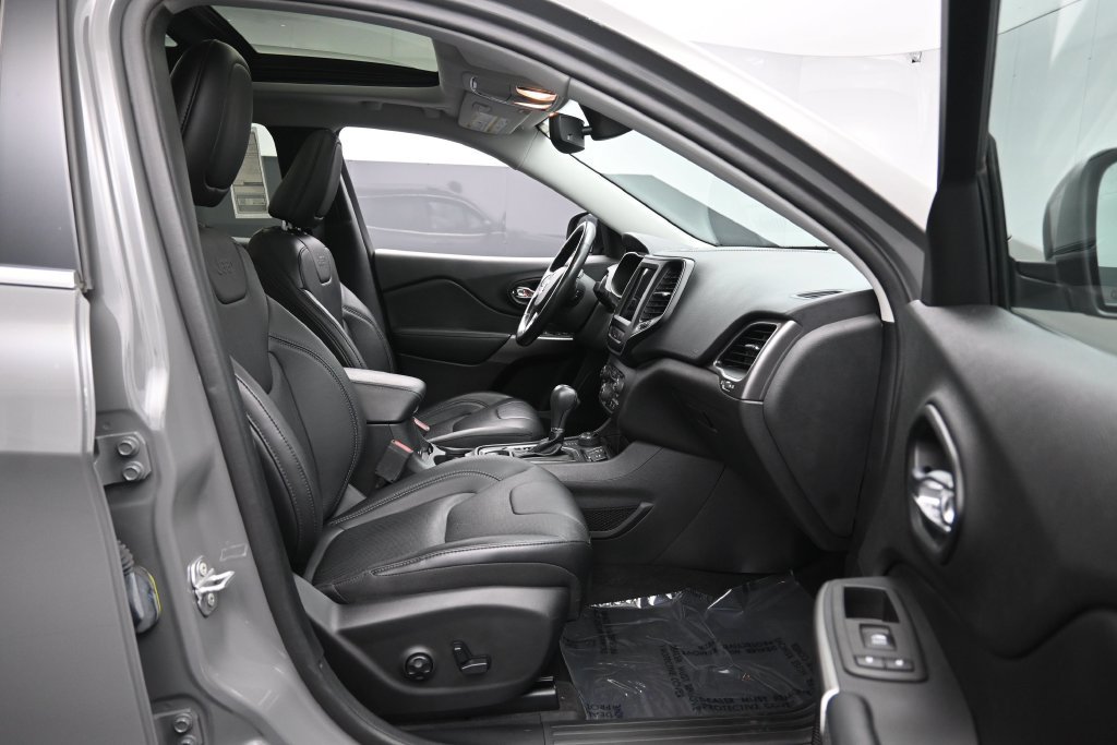 Used 2021 Jeep Cherokee Latitude Lux w/ Sun & Sound Group AWD/4WD image 31