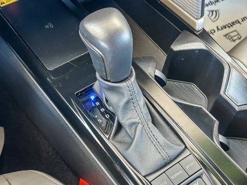 Used 2025 Toyota Camry SE AWD/4WD image 19