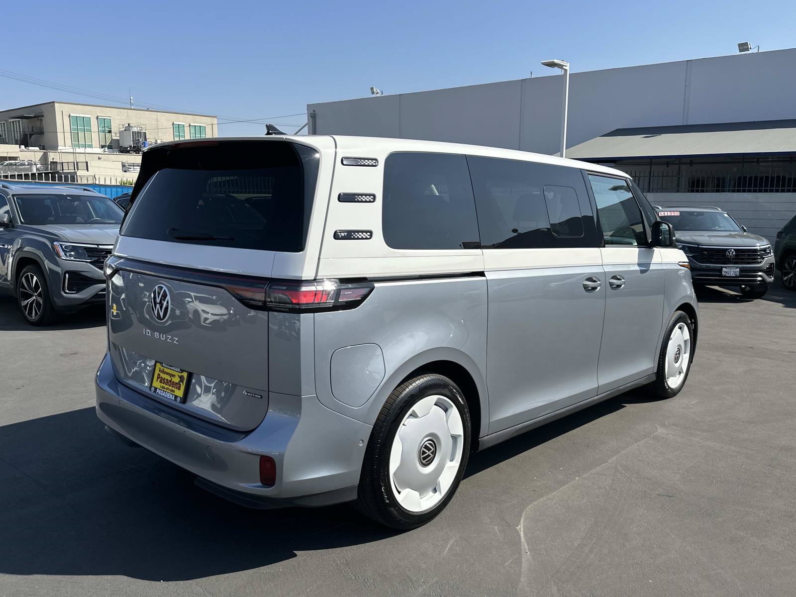 Used 2025 Volkswagen ID. Buzz 1st Edition AWD/4WD image 3