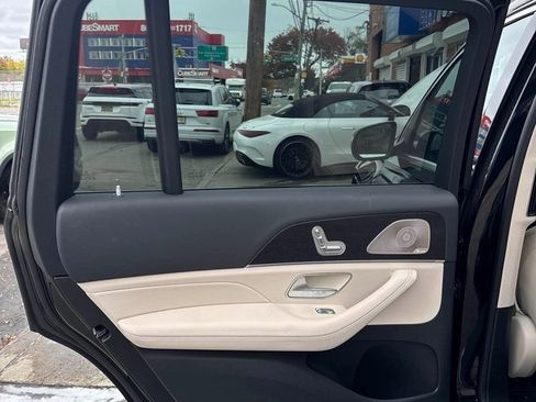 Used 2025 Mercedes-Benz GLS 450 4MATIC image 6