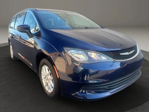 Used 2017 Chrysler Pacifica Touring image 3