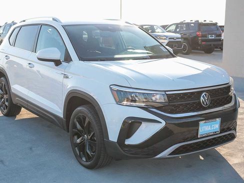 Used 2022 Volkswagen Taos SE image 3