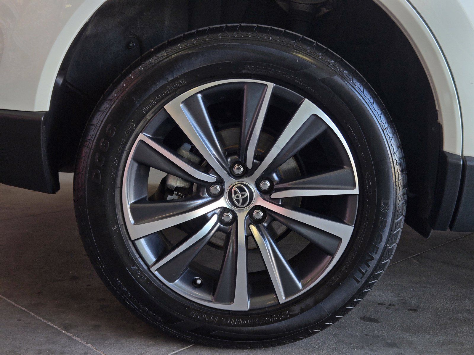 Used 2022 Toyota Venza LE AWD/4WD image 5