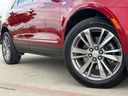 Used 2022 Cadillac XT5 Premium Luxury w/ Technology Package AWD/4WD image 2