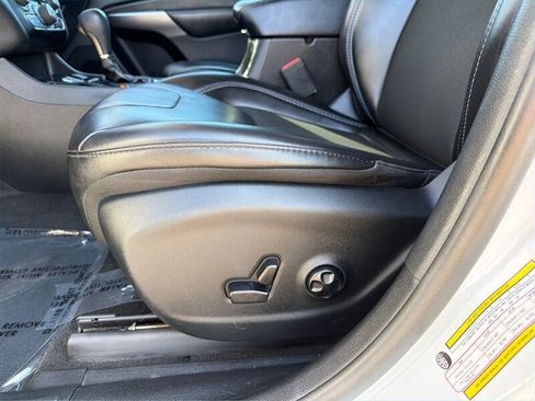 Used 2019 Jeep Cherokee Latitude Plus w/ Comfort/Convenience Group image 28