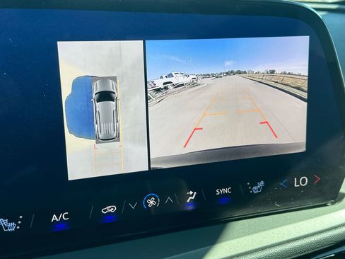 Used 2024 Chevrolet Traverse LT image 17