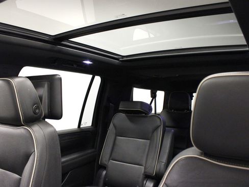 Used 2022 GMC Yukon XL SLT w/ SLT Luxury Package AWD/4WD image 10