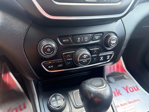 Used 2021 Jeep Cherokee Trailhawk w/ Premium Leather Package AWD/4WD image 20