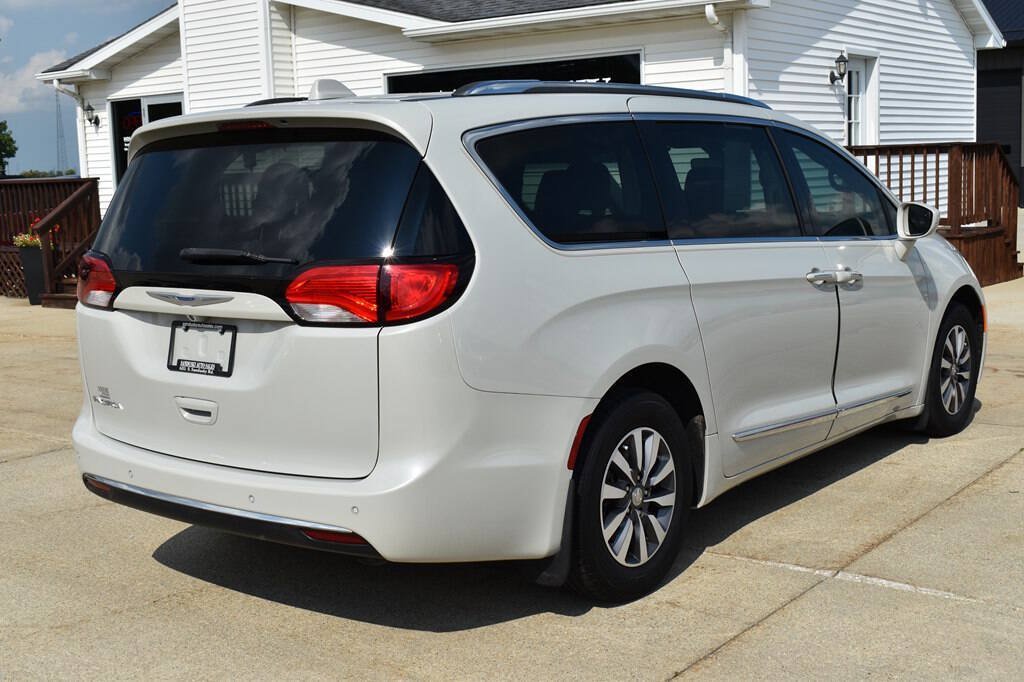 Used 2020 Chrysler Pacifica Touring-L Plus FWD image 3