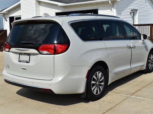 Used 2020 Chrysler Pacifica Touring-L Plus FWD image 3