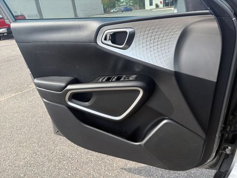 Used 2025 Kia Soul LX w/ LX Technology Package FWD image 18