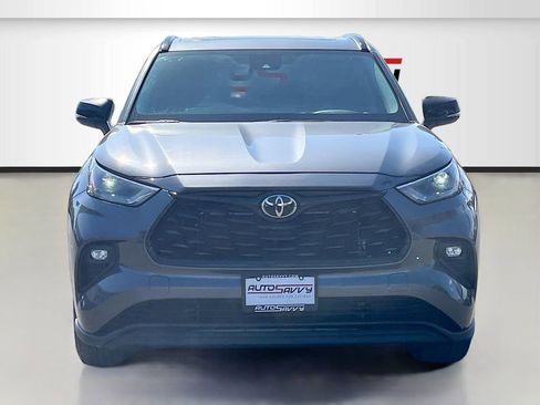 Used 2024 Toyota Highlander XLE FWD image 2