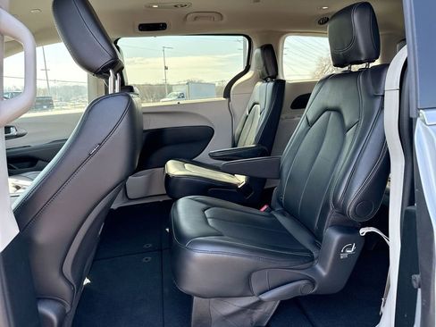 Used 2024 Chrysler Pacifica Touring-L FWD image 21