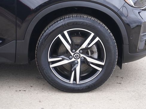 Used 2023 Volvo XC40 B5 Plus image 13