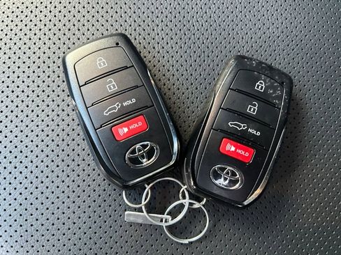 Used 2025 Toyota Highlander Limited image 33