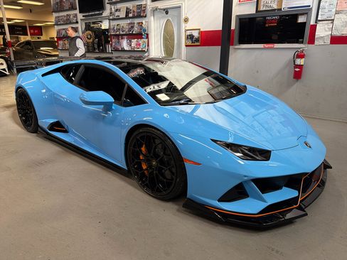 Used 2020 Lamborghini Huracan EVO image 3